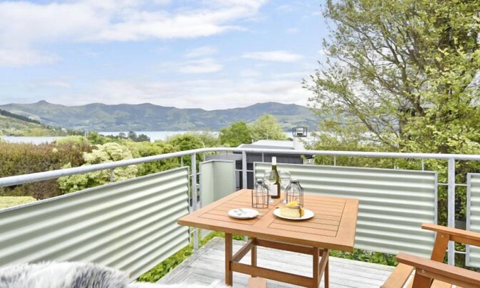 Akaroa House | Peaceful Akaroa Retreat - pet friendly