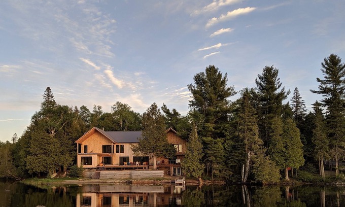 Pontiac Cabin | Peaceful all-season manor retreat