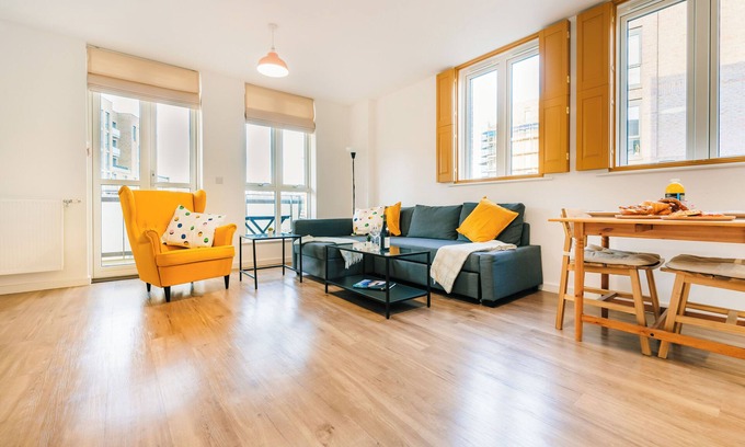 Bromley South Apartment | Peaceful Apartment in East End with a Balcony suitable for 4 people