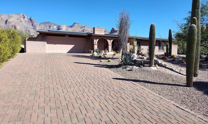 The Foothills House | Peaceful Catalina Foothills retreat w/stunning views close to hiking & shopping