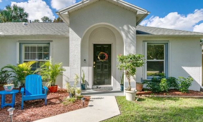 Vero Lake Estates House | Peaceful Coastal Home with fenced yard/BBQ