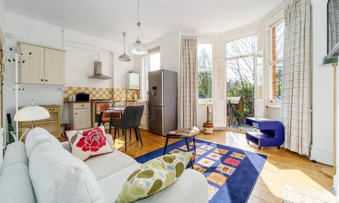 Ealing Apartment | Peaceful cosy Ealing Apartment, private Garden