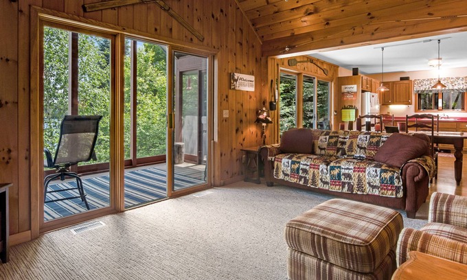 Presque Isle Cottage | Peaceful Cottage on Oxbow Lake with Trail Access, Firepit, and Kayak!