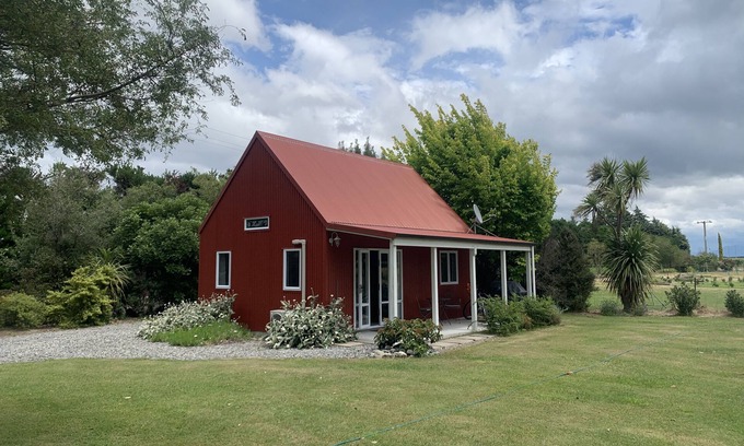 Renwick Cottage | Peaceful Cottage surrounded by gardens on Marlborough wine trail