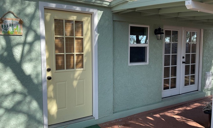 Viewpoint Cottage | Peaceful cottage with courtyard in Green Valley AZ with AC, WiFi, and DirecTV.