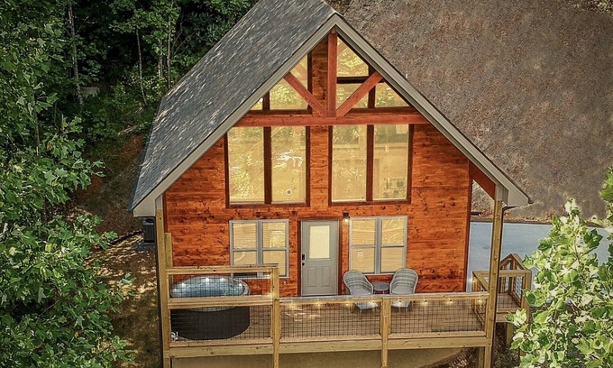 Hemlock Hills Cabin | Peaceful, Easy Access Cabin with Hot Tub, Kids' Loft and Arcades!