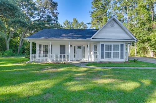 Fairhope House | Peaceful Fairhope Cottage with Covered Patio!