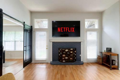 Glenhaven House | Peaceful Family-Friendly Retreat with Large Backyard Near Texas A&M in Dr. College Station, Texas