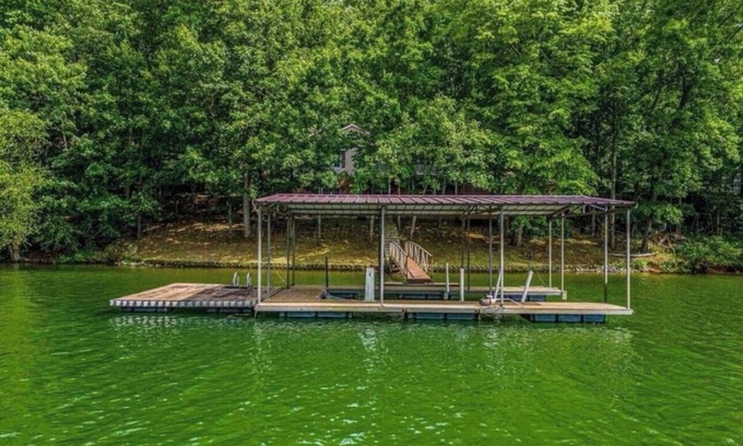 Logan House | Peaceful Family Retreat on Smith Lake