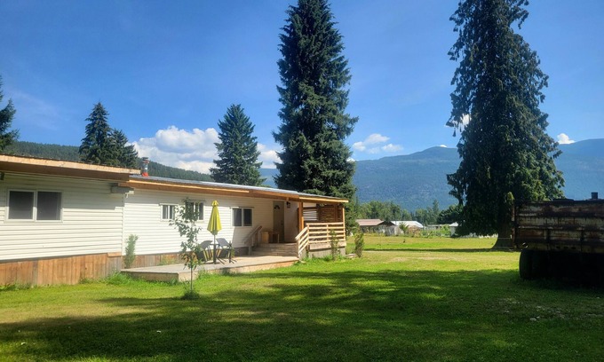 Central Kootenay House | Peaceful Guesthouse On Historic Farm