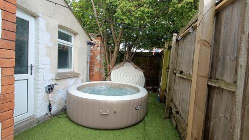 Canton Apartment | Peaceful Hideaway with Hot Tub near Cardiff Centre