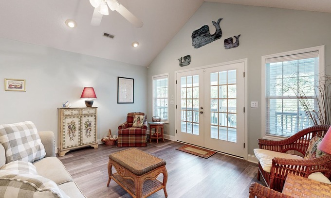 Edisto Island House | Peaceful home close to the beach with large yard, porch, W/D, & AC
