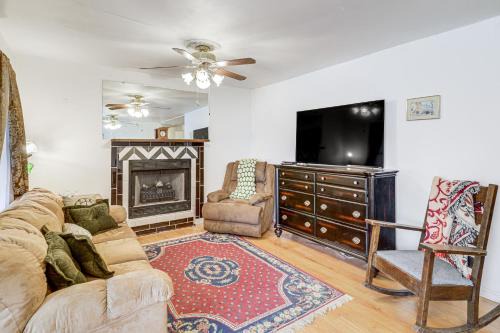 Kempwood House | Peaceful Home with Yard 13 Mi to Downtown Houston!