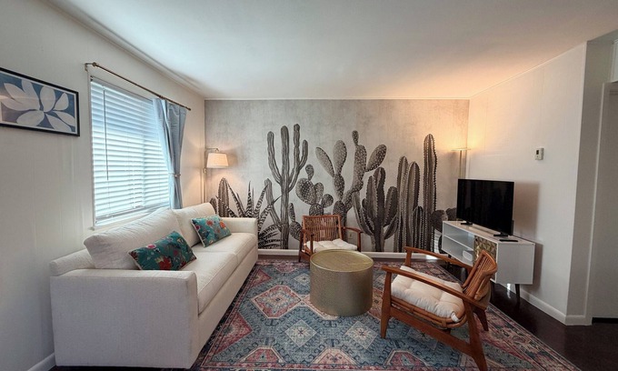 Hyde Park Condo | Peaceful Hyde Park Condo Near UT with Free Parking, Fast WiFi, King Bed