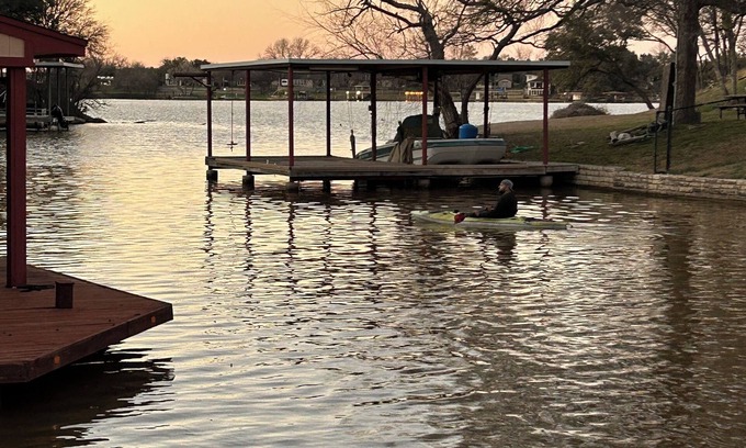 Granbury Cottage | Peaceful Lakefront! 2 miles to square🏡kayaks🎣huge dock🏊firepits🦋fishing🌸recharge