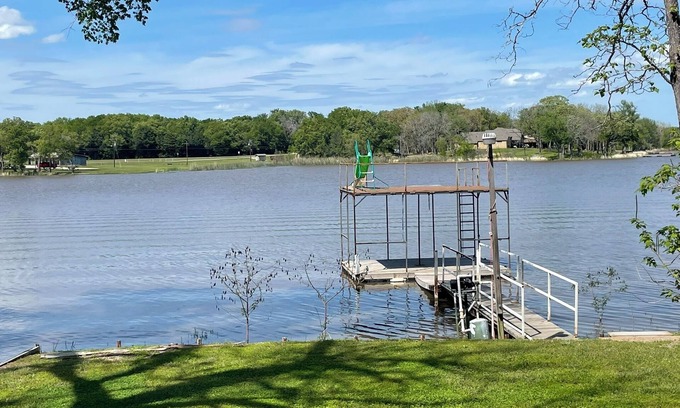 Mexia House | Peaceful lakefront vacation home
