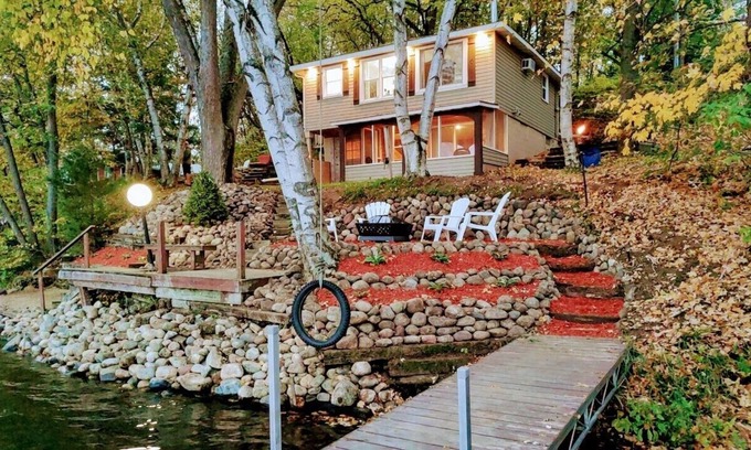 South Haven Cabin | Peaceful Lakeside Cabin with Beautiful Views! Fish, boat, kayak, swim!
