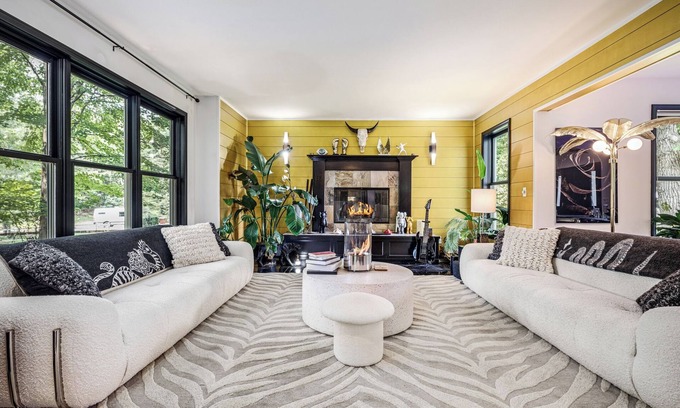 Holiday Hills House | ♕ Peaceful Luxury: Unique Designer Home w/Cinema & More. Sleeps 9