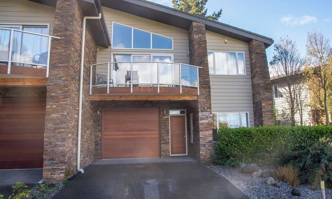Ohakune House | Peaceful mountain sanctuary - private outdoor spa pool, cozy & comfy, free wifi
