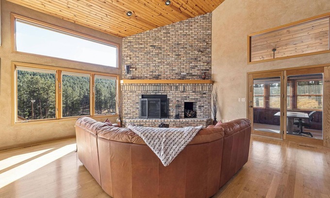 Rapid City House | Peaceful Pines 5 BR Home with Jacuzzi - Sleeps 9