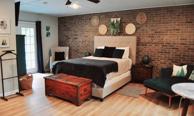 Valdosta Apartment | Peaceful Poolside Guesthouse just off I75