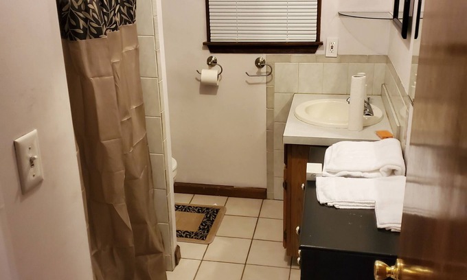 Bordentown House | Peaceful private 4 Bedroom Residential Home with serenity park like setting