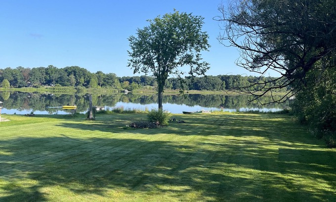 East Leroy House | Peaceful & Relaxing Battle Creek Lake House┃Kayaks, Paddle Boards & Fire Pit