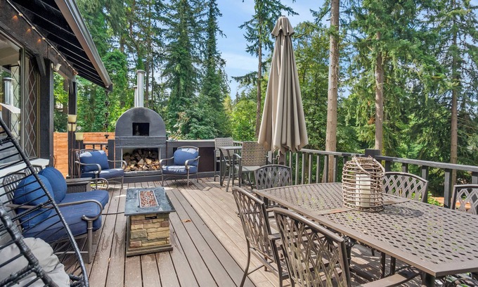 Kenmore House | Peaceful Retreat w/Pizza Oven/Hottub/FirePit/Views