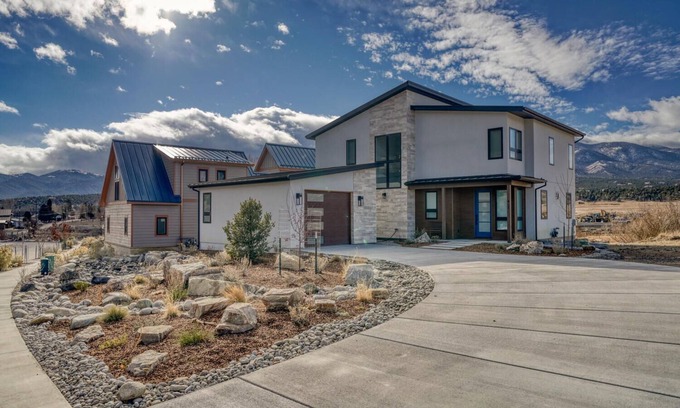 Salida House | Peaceful River - Lovely Oasis Along the Little Arkansas River!