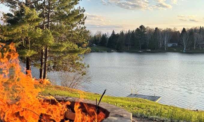 Faraday Cottage | Peaceful Siddon Lake Getaway near Bancroft!