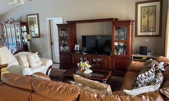 Poinciana House | Peaceful Stay at Grandma’s Home
