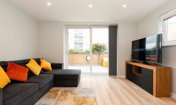 Feltham West Apartment | Peaceful, Stylish Oasis 2 minutes from Station| Pass the Keys
