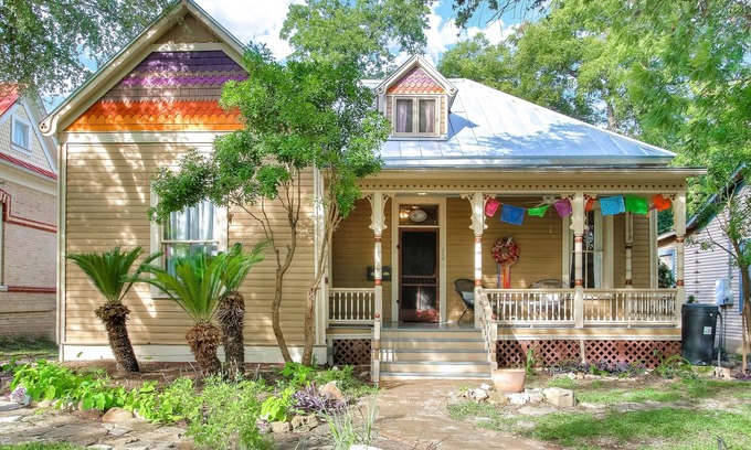 Southtown House | Peaceful & sunlit Historic King William retreat with large yard & community pool