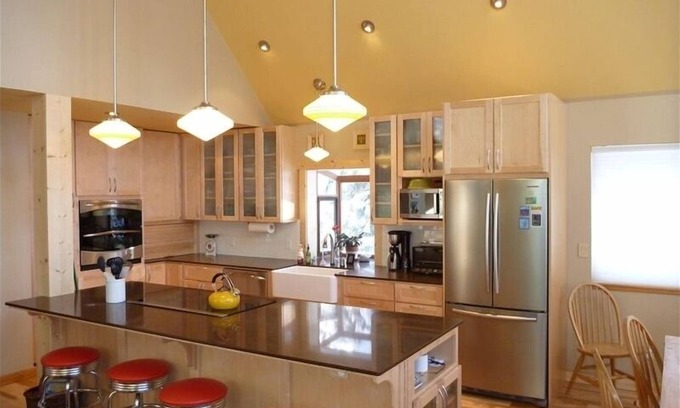 Truckee House | Peaceful Tahoe Donner 3 BR/3 BA Home with private Hot Tub and Sauna.
