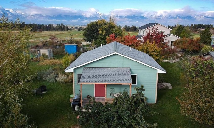 Corvallis House | Peaceful Vacation Getaway, Private Yard, Hot Tub, 360 Views Clean & Cozy Cottage