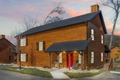 Hollister House | Peaceful Water View-Cozy Cabin-Free Daily Tickets-Near Table Rock-Pvt Hot Tub