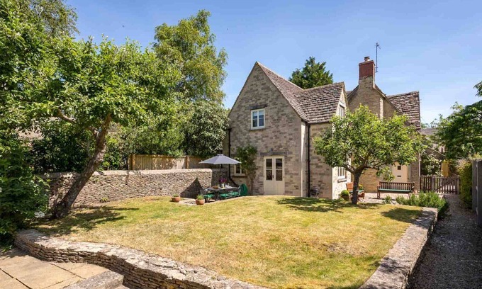 Ampney Crucis Cottage | PEACH COTTAGE, family friendly, character holiday cottage in Poulton