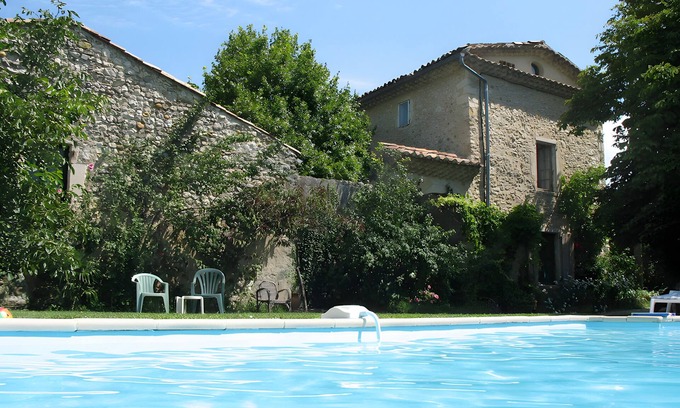 Sauzet Bed & Breakfast | Peach Room with Pool and Garden