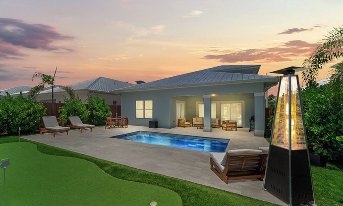 Jensen Beach House | Peacock Palace-Brand New-Heat/Chill Pool-Golf-Gym