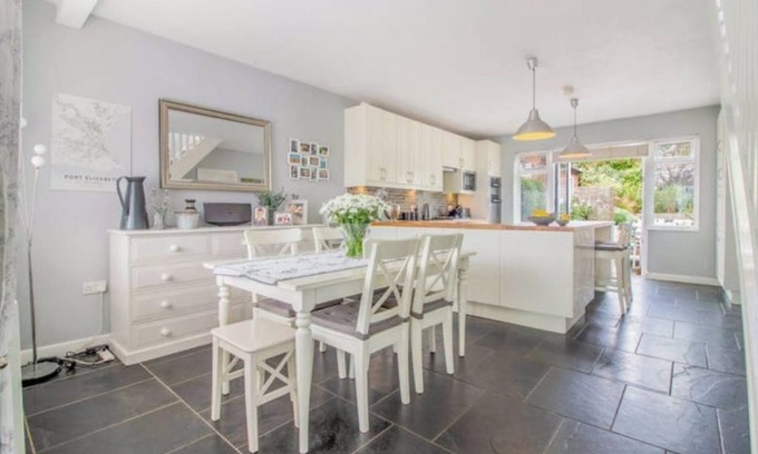 Bramcote House | Pear Tree House - Stylish Home in Nottingham.