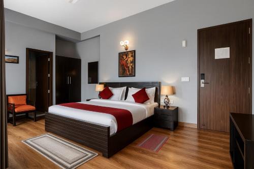 Zira Hotel | Pearl Grand Boutique Cottage in Omaxe Anandam Vrindavan - #premium AC rooms with balcony #big parking #lift #garden #peaceful area #near prem mandir #property of the year #most awarded