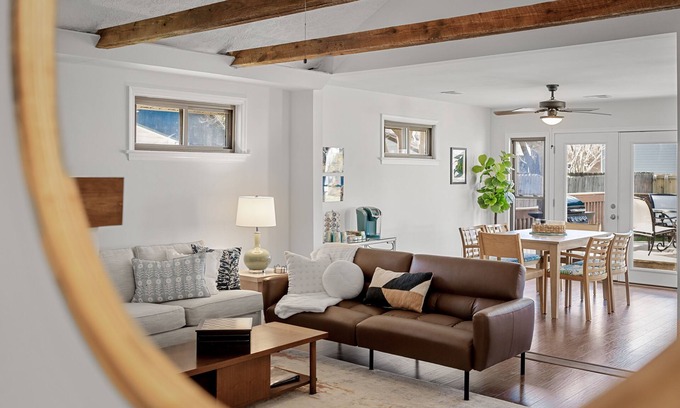 Issue House | Pegs Pearl - 1 mile to beach, deck, grill, firepit, WiFi
