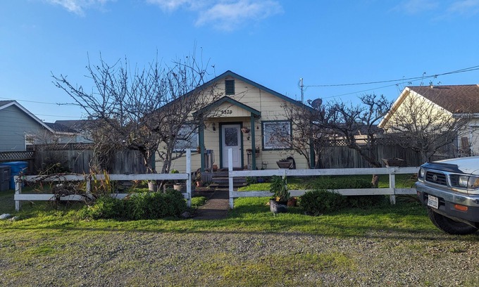 Samoa House | Pelican House by the Bay - Kayak, Surf, and Dunes steps from a cozy cottage