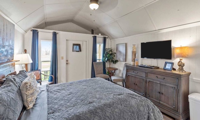 Oil City Apartment | Pelican's Nest~Caddo Lake with Kayaks