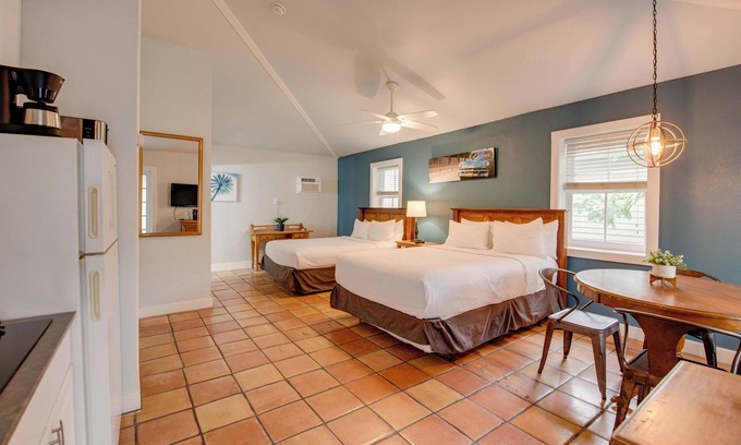 Uptown - Upper Duval Cottage | Pelican Suite | Cozy Cottage, Hot Tubs, Close to Duval!