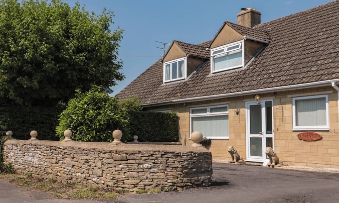 Somerford Keynes House | PEMBERTON, pet friendly, with a garden in Ashton Keynes