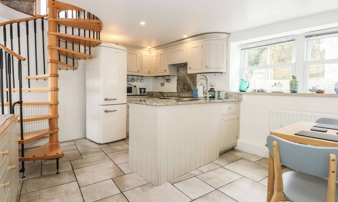 Trefor Cottage | PEN-Y-BONT, pet friendly, character holiday cottage in Trefor