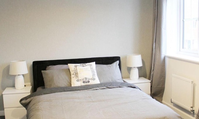 Peterborough House | Penelope Maison - London in 50 Mins, Free Parking, 1 BDRM Home