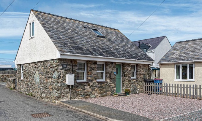 Cemaes Bay Cottage | Penrhyn Cottage - a cottage that sleeps 4 guests in 2 bedrooms