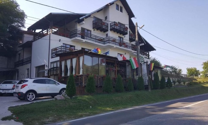 Oestii Paminteni House | Pensiunea Pomi -Oesti